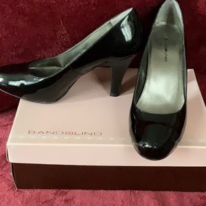 BANDOLINO BLACK PATENT LEATHER PUMPS.